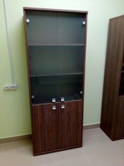 Офисный шкаф со стеклянными дверцами